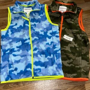 Amazon Essentials fleece vests M